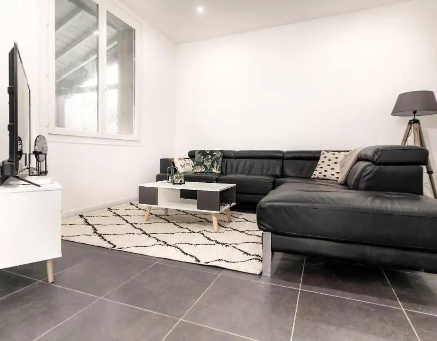 Chambre Qualite Hotel 4 Etoiles Dans Un Appartement Partage Frouzins 0*,
